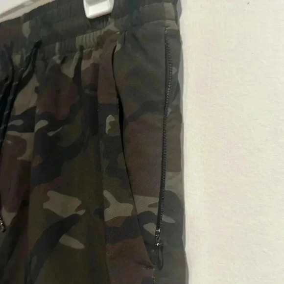 Old Navy Active Camo Gym Shorts - Small - Picture 2 of 5
